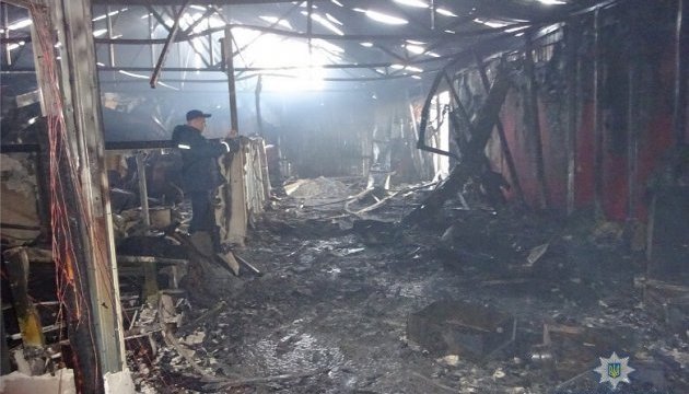 Правоохоронці затримали чотирьох чоловіків, які підпалили ринок у Києві