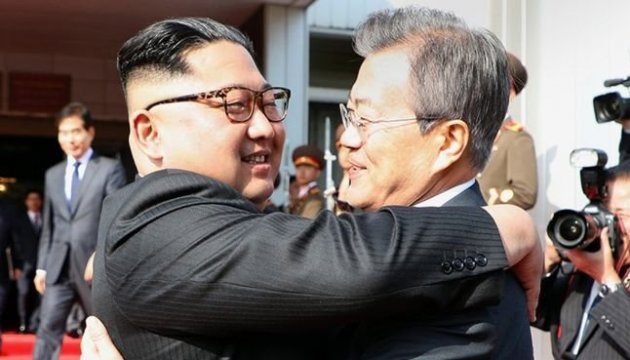 Лідери Північної і Південної Кореї провели незаплановану зустріч