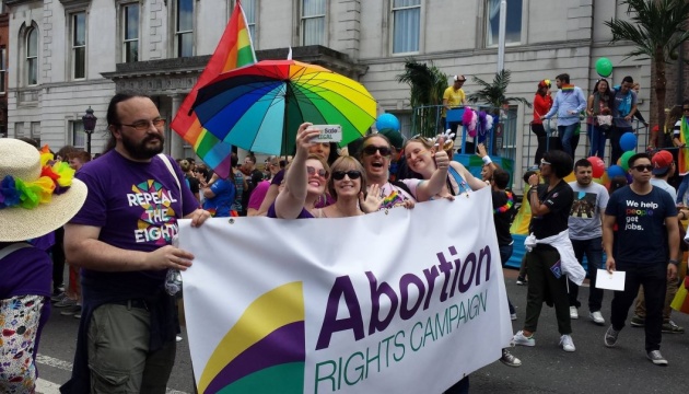 У Північній Ірландії дозволили аборти й одностатеві шлюби