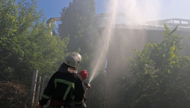Столичні рятувальники ліквідували пожежу у 2-поверховій відселеній будівлі