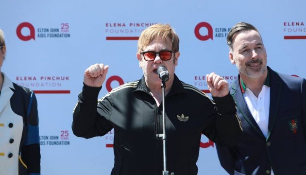 Elton John à Kyiv pour un gala en faveur de la lutte contre le VIH (photos)