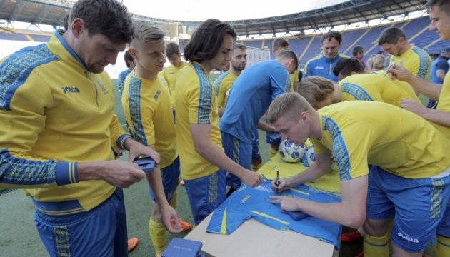 Збірна України провела відкрите тренування та автограф-сесію