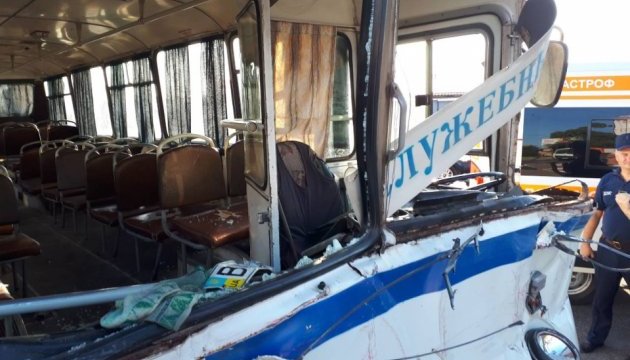 На Кіровоградщині автобус із шахтарями врізався в авторефрижератор