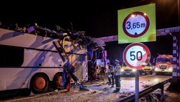 У Будапешті автобус з України протаранив обмежувач, десятки поранених