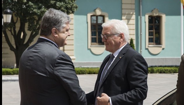 Poroschenko empfängt Steinmeier mit militärischen Ehren - Video