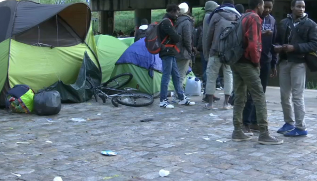 У Парижі розселяють понад тисячу мігрантів зі стихійного табору