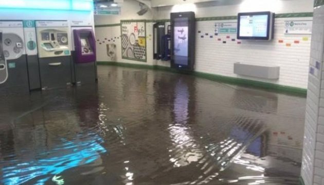 У Парижі затопило кілька станцій метро