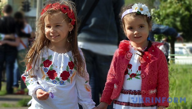 У центрі Києва відбувається кількатисячна хода на захист прав дітей