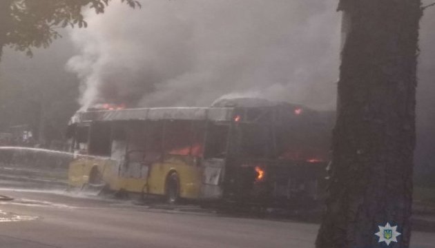 У Києві на ходу загорівся і вибухнув пасажирський автобус