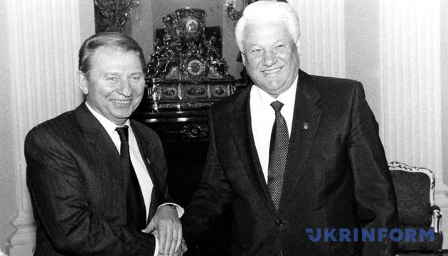 Президент України Леонід Кучма та президент Росії Борис Єльцин (праворуч). Із фондів Укрінформу Президент України Леонід Кучма та президент Росії Борис Єльцин (праворуч). Із фондів Укрінформу