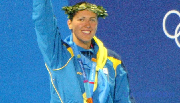 Українська спортсменка Яна Клочкова здобула золоту медаль у Афінах і стала триразовою олімпійською чемпіонкою. На фото: щаслива мить. - Зйомка 14 серпня 2004 року, Афіни. Фото Укрінформ. Українська спортсменка Яна Клочкова здобула золоту медаль у Афінах і стала триразовою олімпійською чемпіонкою. На фото: щаслива мить. - Зйомка 14 серпня 2004 року, Афіни. Фото Укрінформ.