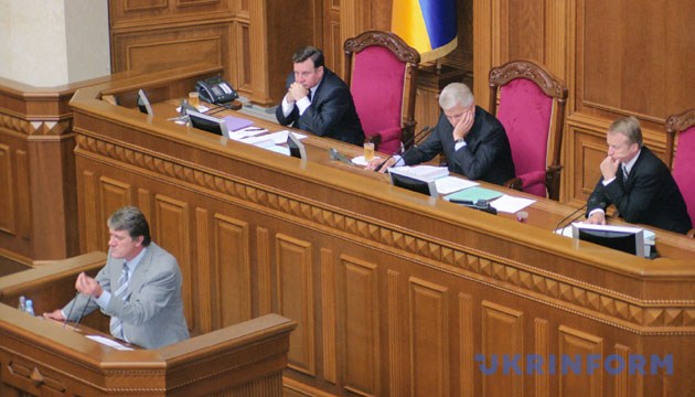Верховна Рада на початку сьогоднішнього ранкового засідання схвалила постанову про утворення тимчасової слідчої комісії з розслідування обставин щодо отруєння кандидата на пост президента, народного депутата України Віктора Ющенка. За таке рішення проголосували 425 народних депутатів. На фото: лідер фракції Верховна Рада на початку сьогоднішнього ранкового засідання схвалила постанову про утворення тимчасової слідчої комісії з розслідування обставин щодо отруєння кандидата на пост президента, народного депутата України Віктора Ющенка. За таке рішення проголосували 425 народних депутатів. На фото: лідер фракції
