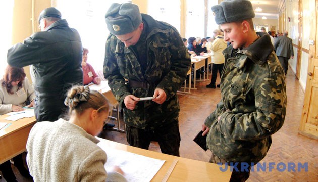 На фото: на виборчій дільниці N56 голосують воїни Одеського гарнізону. - Зйомка 21 листопада 2004 року. Одеса. Фото Укрінформ. На фото: на виборчій дільниці N56 голосують воїни Одеського гарнізону. - Зйомка 21 листопада 2004 року. Одеса. Фото Укрінформ.
