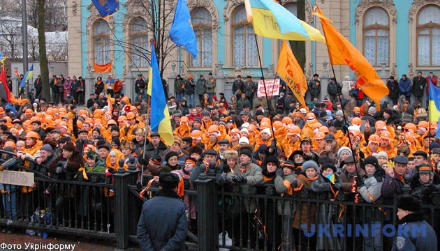 На фото: прихильники Віктора Ющенка мітингують біля українського парламенту. - Зйомка 7 грудня 2004 року. Київ. Фото Укрінформ. На фото: прихильники Віктора Ющенка мітингують біля українського парламенту. - Зйомка 7 грудня 2004 року. Київ. Фото Укрінформ.