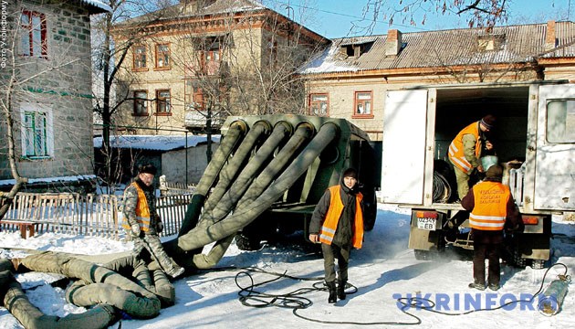 На фото: в Алчевську тривають роботи з відновлення теплопостачання в місті. - Зйомка 7 лютого 2006 року. Луганська область. Фото: Укрінформ На фото: в Алчевську тривають роботи з відновлення теплопостачання в місті. - Зйомка 7 лютого 2006 року. Луганська область. Фото: Укрінформ