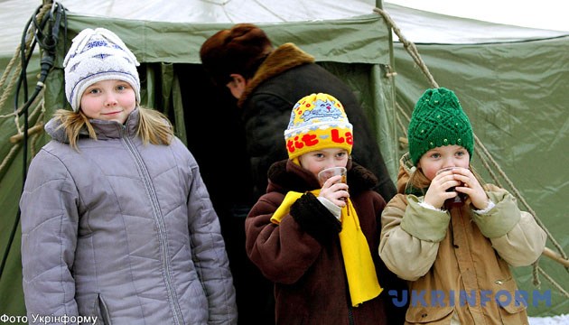 На фото: жителі Алчевська тимчасово розселені по наметах - тут можна зігрітися, поїсти, отримати медичну допомогу. - Зйомка 2 лютого 2006 року. Луганська область. Фото: Укрінформ На фото: жителі Алчевська тимчасово розселені по наметах - тут можна зігрітися, поїсти, отримати медичну допомогу. - Зйомка 2 лютого 2006 року. Луганська область. Фото: Укрінформ