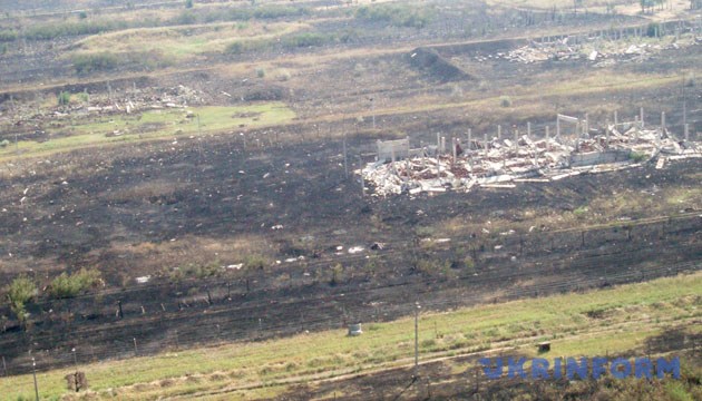 На фото: наслідки вибухів на артилерійських складах у Новобогданівці. - Зйомка - серпень 2006 року. Запорізька область. Фото: Укрінформ На фото: наслідки вибухів на артилерійських складах у Новобогданівці. - Зйомка - серпень 2006 року. Запорізька область. Фото: Укрінформ