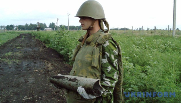 На фото: сапери на ліквідації наслідків вибухів на артилерійських складах у Новобогданівці. - Зйомка - серпень 2006 року. Запорізька область. Фото: Укрінформ На фото: сапери на ліквідації наслідків вибухів на артилерійських складах у Новобогданівці. - Зйомка - серпень 2006 року. Запорізька область. Фото: Укрінформ