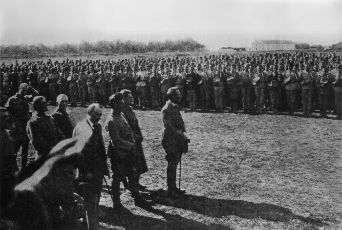 Попереду – Головний Отаман Симон Петлюра, у другому ряді ліворуч – полковник Євген Коновалець