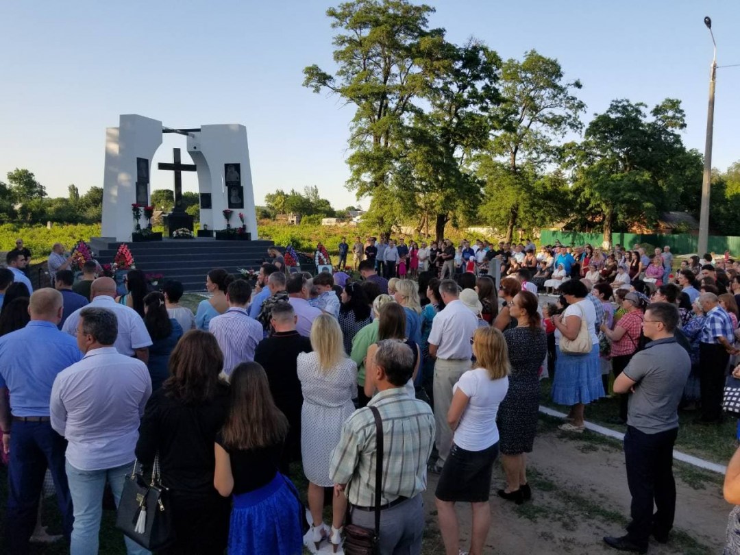 У Слов'янську відкрили меморіал служителям церкви, яких вбили бойовики