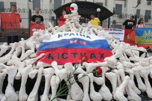 Eine Aktion „#Russland – ein Staat auf Knochen“ findet bei der Botschaft der Russischen Föderation in Kiew statt