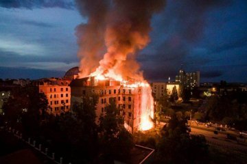 У Кам'янці-Подільському майже дві години гасили пожежу в готелі