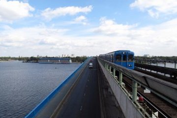 Капремонт столичного мосту Метро обіцяють наступного року