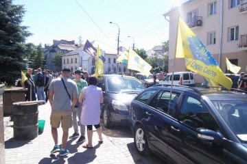 Рівненський автодор пікетують через ями на асфальті