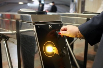 На трьох станціях столичного метро обмежили рух