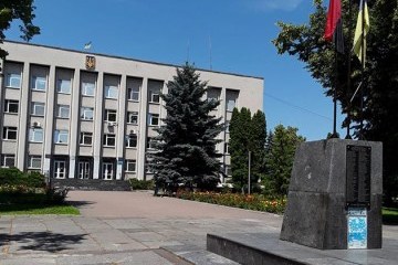 Під час бійки у Конотопській мерії постраждали семеро копів