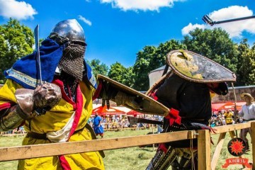Фехтування та лицарські бої: на Сумщині проходить історичний фестиваль