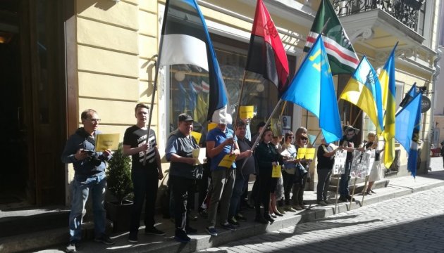 У рамках акції #SaveOlegSentsov у Таллінні пікетували посольство РФ