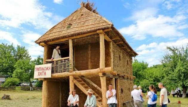Будинок трипільців відтворили на Одещині