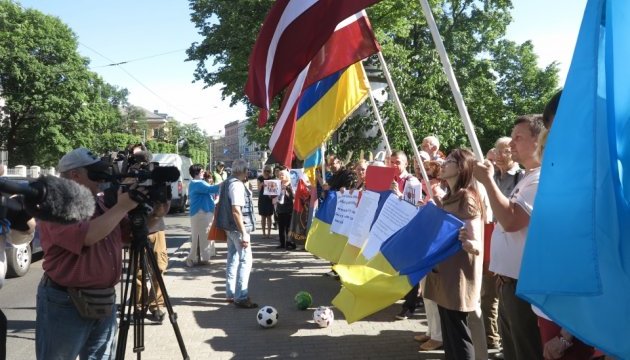 В Ризі пройшло пікетування посольства РФ в рамках акції #SaveOlegSentsov 