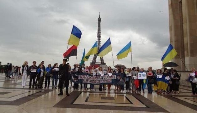 У Парижі відбувся мітинг на підтримку Сенцова