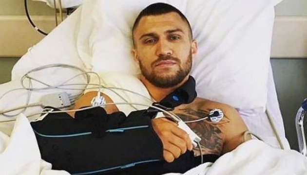 Ломаченко показав плече після операції
