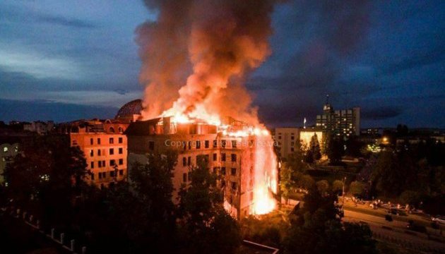 У Кам'янці-Подільському майже дві години гасили пожежу в готелі