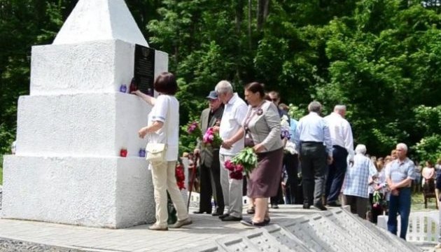 На Красилівщині відкрито пам’ятний знак жертвам війни