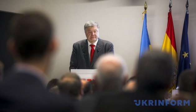 Poroshenko: En los tiempos de la agresión rusa, de periodistas depende la pronta victoria