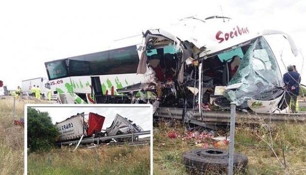 В Іспанії автобус врізався у припарковану вантажівку: 20 постраждалих
