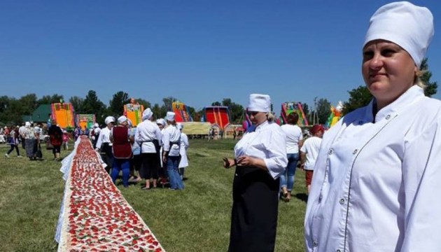 На Сумщині спекли найбільший в Україні полуничний пиріг На Сумщині спекли найбільший в Україні полуничний пиріг