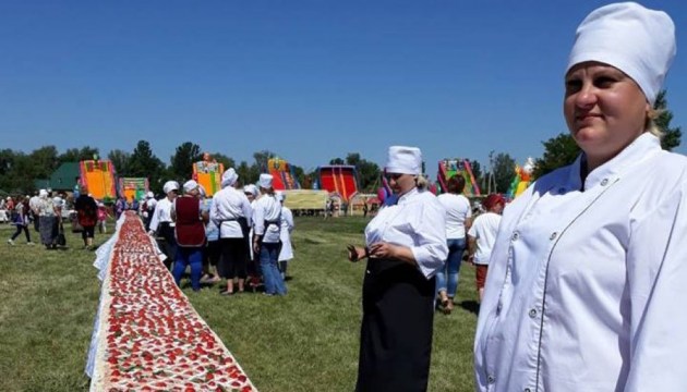 На Сумщині спекли найбільший в Україні полуничний пиріг