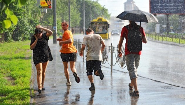 Дощі та спека: синоптики розповіли, де завтра знадобиться парасолька