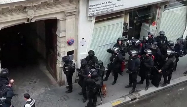Захоплення заручників у Парижі: поліція затримала нападника