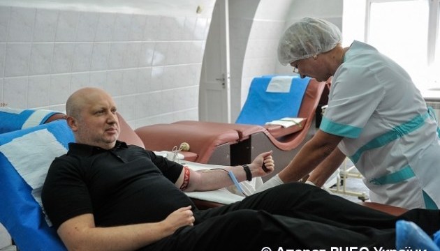 Турчинов здав кров для бійців і закликав усіх високопосадовців стати донорами