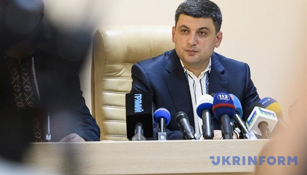 Гройсман закликає українців потурбуватися про тих, хто боронить країну на Донбасі