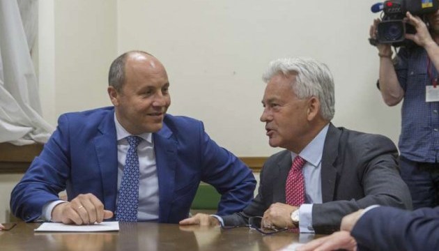 Parubiy habla con el ministro británico del reforzamiento de las sanciones contra Rusia