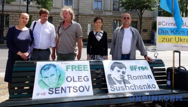 Берлінський активіст провів двохсотий пікет на підтримку в'язнів Кремля 