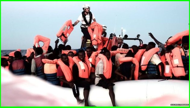 До Італії прибуло судно з майже тисячею мігрантів