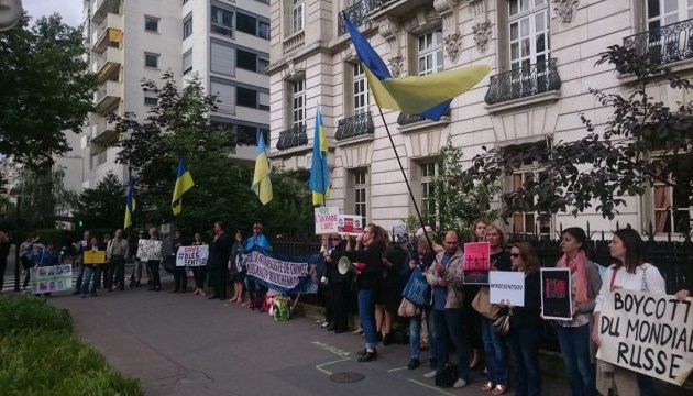 France : Manifestation de soutien aux prisonniers  politiques ukrainiens s’est déroulée devant l’ambassade de la Russie à Paris 